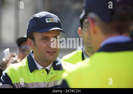 Französischer Präsidentschaftswahlkandidat für die en Marche ! Bewegung Emmanuel Macron trifft sich mit Mitarbeitern während eines Besuches beim Glashersteller VOA in Albi, Südwestfrankreich, am 04. Mai 2017. Frankreich wird am 07. Mai 2017 die zweite Runde der Kampagne durchführen. Stockfoto