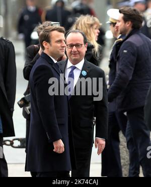 PARIS, FRANKREICH - 08. MAI: Der scheidende französische Präsident Francois Hollande und der designierte französische Präsident Emmanuel Macron nehmen am 08. Mai 2017 an einer Zeremonie anlässlich des 72.. Jahrestages des Sieges des Zweiten Weltkriegs in Europa im Arc de Triumph in Paris, Frankreich, Teil. Stockfoto