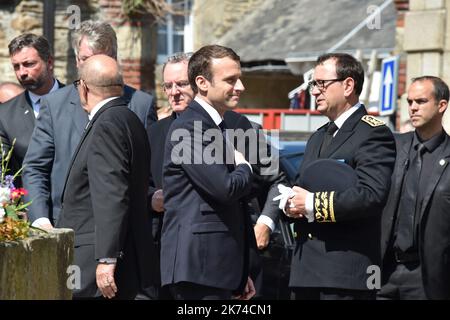 Der neu gewählte französische Präsident Emmanuel Macron (C) zeigt sich mit Gesten bei seiner Ankunft an der Beerdigungszeremonie des Abgeordneten der französischen Sozialistischen Partei (PS) Corinne Erhel in der Kirche Saint-Jean-du-Baly in Lannion, Westfrankreich, am 10. Mai 2017. Corinne Erhel, 50, starb am 5. Mai 2017, nachdem sie während eines Wahlkampftreffens für die französische Präsidentschaftskandidatin für die en Marche gesprochen hatte! Bewegung Emmanuel Macron. Stockfoto