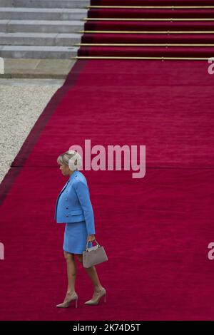 Brigitte Trogneux, die Ehefrau des neu gewählten französischen Präsidenten Emmanuel Macron, trifft am 14. Mai 2017 in Paris im Präsidentenpalast von Elysee zur Übergabe zwischen dem neu gewählten französischen Präsidenten Emmanuel Macron und dem scheidenden Präsidenten Francois Hollande ein. Macron wurde am 07. Mai 2017 mit 66,1 % der abgegebenen Stimmen zum Präsidenten der Französischen Republik gewählt. POOL/Blondt Eliot/MAXPPP Stockfoto