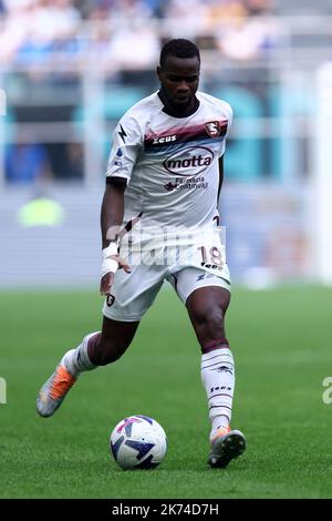 Lassana Coulibaly von uns Salernitana steuert den Ball während des Serie A-Spiels zwischen dem FC Internazionale und uns Salernitana im Stadio Giuseppe Meazza am 16. Oktober 2022 in Mailand Italien. Stockfoto