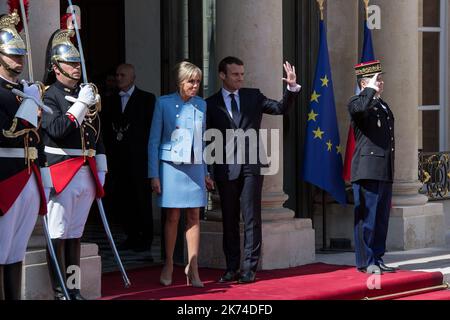 Der scheidende französische Präsident Francois Hollande tritt mit seinem Nachfolger Emmanuel Macron zusammen, als er den Präsidentenpalast von Elysee am Ende der Übergabezeremonie und vor Macrons formeller Amtseinführung als französischer Präsident verlässt Stockfoto