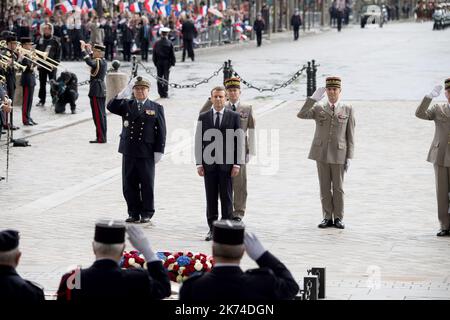 Der französische Präsident Emmanuel Macron gedenkt des unbekannten Soldaten während einer Militärzeremonie auf dem Triumphbogen nach seiner offiziellen Amtseinführung im Elysee-Palast. POOL/VILLARD/MAXPPP - Präsident Emmanuel Macron auf dem berühmten Champs Elysee nach der Übergabe am 14. Mai 2017 in Paris, Frankreich Stockfoto