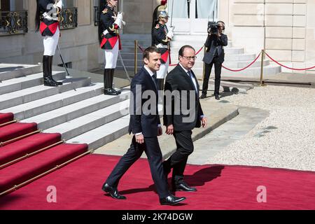 Der scheidende französische Präsident Francois Hollande tritt mit seinem Nachfolger Emmanuel Macron zusammen, als er den Präsidentenpalast von Elysee am Ende der Übergabezeremonie und vor Macrons formeller Amtseinführung als französischer Präsident verlässt Stockfoto