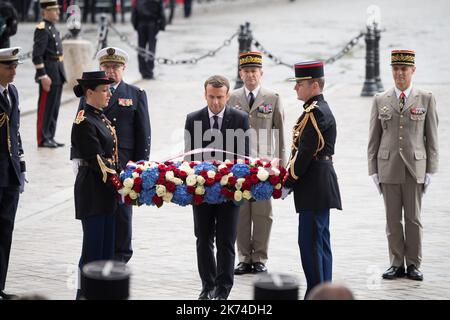 Der französische Präsident Emmanuel Macron gedenkt des unbekannten Soldaten während einer Militärzeremonie auf dem Triumphbogen nach seiner offiziellen Amtseinführung im Elysee-Palast. POOL/VILLARD/MAXPPP - Präsident Emmanuel Macron auf dem berühmten Champs Elysee nach der Übergabe am 14. Mai 2017 in Paris, Frankreich Stockfoto