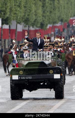 Der französische Präsident Emmanuel Macron gedenkt des unbekannten Soldaten während einer Militärzeremonie auf dem Triumphbogen nach seiner offiziellen Amtseinführung im Elysee-Palast. POOL/VILLARD/MAXPPP - Präsident Emmanuel Macron auf dem berühmten Champs Elysee nach der Übergabe am 14. Mai 2017 in Paris, Frankreich Stockfoto