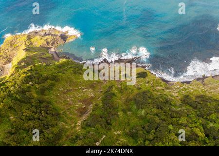 Drohnenfotografie von Bergklippen in der Nähe des Meeres während des Sommertages auf der Insel Madeira Stockfoto