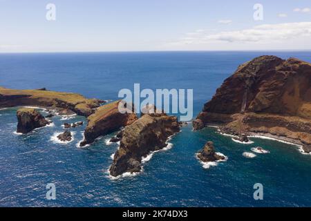 Drohnenfotografie von Bergklippen in der Nähe des Meeres während des Sommertages auf der Insel Madeira Stockfoto