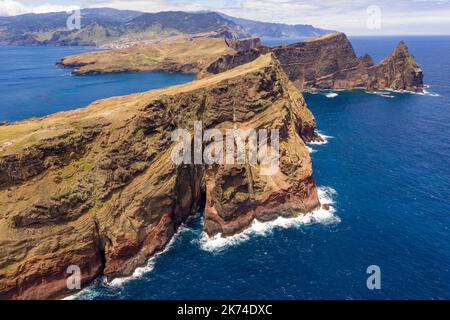 Drohnenfotografie von Bergklippen in der Nähe des Meeres während des Sommertages auf der Insel Madeira Stockfoto