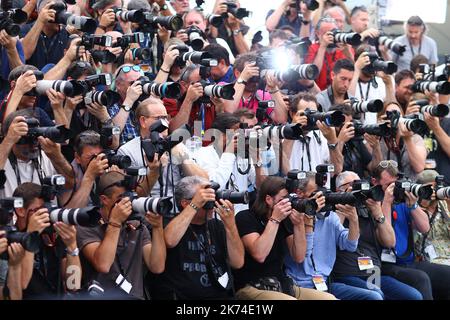 Die französische Schauspielerin Marion Cotillard kommt am 17. Mai 2017 zur Fotoausstellung für den Film 'Ismaels Geister' (Les Fantomes d'Ismael) vor der Eröffnungsfeier der Filmfestspiele von Cannes 70. in Cannes, Südfrankreich, an. 70. jährliche Filmfestspiele von Cannes in Cannes, Frankreich, Mai 2017. Das Filmfestival findet vom 17. Bis 28. Mai statt. Stockfoto