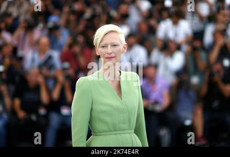 ©PHOTOPQR/NICE MATIN ; die britische Schauspielerin Tilda Swinton nimmt am 19. Mai 2017 an der Fotowand für 'Okja' während der jährlichen Filmfestspiele von Cannes 70. in Cannes, Frankreich, Teil. Der Film wird im offiziellen Wettbewerb des Festivals präsentiert, der vom 17. Bis 28. Mai stattfindet 70. jährliche Filmfestspiele von Cannes in Cannes, Frankreich, Mai 2017. Das Filmfestival findet vom 17. Bis 28. Mai statt. 70. jährliche Filmfestspiele von Cannes in Cannes, Frankreich, Mai 2017. Das Filmfestival findet vom 17. Bis 28. Mai statt. Stockfoto