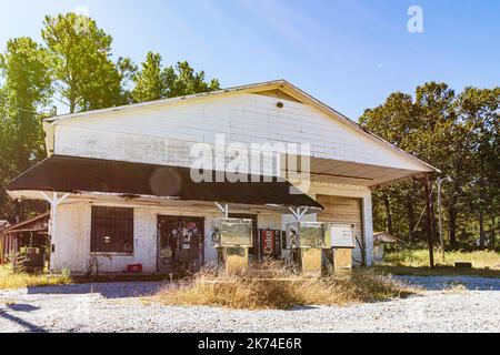 Alte verlassene Tankstelle im ländlichen Alabama Stockfoto