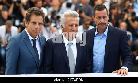 DER US-Schauspieler Ben Stiller, der US-Schauspieler Dustin Hoffman und der US-Schauspieler Adam Sandler posieren am 21. Mai 2017 während einer Fotoserie für den Film „The Meyerowitz Stories (New and Selected)“ bei der Ausgabe der Filmfestspiele von Cannes 70. in Cannes, Südfrankreich. Stockfoto