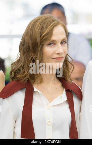 Die Schauspielerin Isabelle Huppert nimmt an der Fotoschau „Claire's Camera (Keul-Le-EO-UI-Ka-me-La)“ Teil, die während der jährlichen Filmfestspiele von Cannes 70. im Palais des Festivals stattfindet Stockfoto