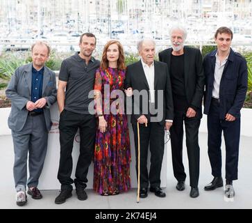 Der Schauspieler Mathieu Kassovitz, die belgische Schauspielerin Fantine Harduin, die französische Schauspielerin Isabelle Huppert, der österreichische Regisseur Michael Haneke und der französische Schauspieler Jean-Louis Trintignant posieren während des Fotoalles für „Happy End“ während der jährlichen Filmfestspiele von Cannes 70. in Cannes, Frankreich Stockfoto