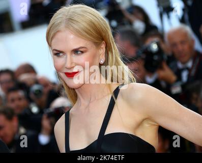 Die australische Schauspielerin Nicole Kidman (L) und der irische Schauspieler Colin Farrell kommen am 22. Mai 2017 zur Vorführung des Films „The Killing of a Sacred Deer“ bei den Filmfestspielen von Cannes 70. in Cannes, Südfrankreich, an Stockfoto