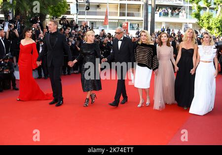 (L-R) Französische Schauspielerin Elodie Bouchez, französische Schauspielerin Sandrine Kiberlain, französische Schauspielerin Isabelle Huppert, französische Schauspielerin Catherine Deneuve, französischer Regisseur Andre Techine, französische Schauspielerin Emmanuelle Beart, Der französische Schauspieler Lambert Wilson und die französische Schauspielerin Juliette Binoche kommen zur Premiere von „The Killing of a Sacred Deer“ während der jährlichen Filmfestspiele von Cannes 70. am 22. Mai 2017 in Cannes, Frankreich. Der Film wird im offiziellen Wettbewerb des Festivals präsentiert, der vom 17. Bis 28. Mai stattfindet Stockfoto