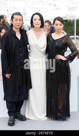 Die Schauspieler Nagase Masatoshi, Misuzu Kanno und Ayame Misaki besuchen die Fotoschau „Hikari (Radiance)“ während des jährlichen Filmfestivals in Cannes 70. im Palais des Festivals Stockfoto