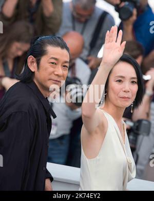 Die Schauspieler Nagase Masatoshi, Misuzu Kanno und Ayame Misaki besuchen die Fotoschau „Hikari (Radiance)“ während des jährlichen Filmfestivals in Cannes 70. im Palais des Festivals Stockfoto