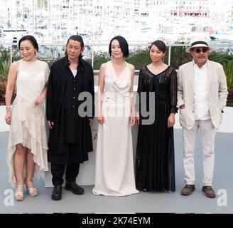 Die Schauspieler Nagase Masatoshi, Misuzu Kanno und Ayame Misaki besuchen die Fotoschau „Hikari (Radiance)“ während des jährlichen Filmfestivals in Cannes 70. im Palais des Festivals Stockfoto