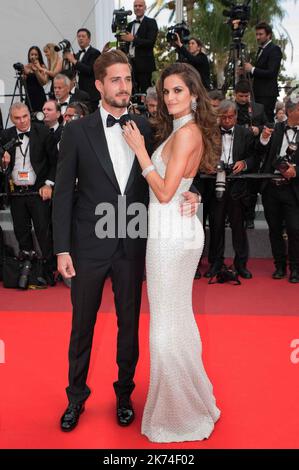 Kevin Trapp (R) und Izabel Goulart nehmen an der Premiere „The Killing of A Sacred Deer“ während der jährlichen Filmfestspiele von Cannes 70. im Palais des Festivals Teil Stockfoto