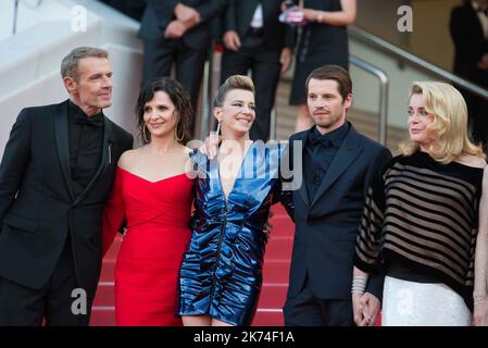 Catherine Deneuve, Juliette Binoche und Lambert Wilson nehmen an der Vorführung „The Killing of A Sacred Deer“ während der jährlichen Filmfestspiele von Cannes 70. im Palais des Festivals Teil Stockfoto