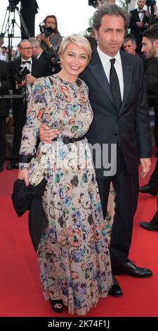 Paolo Sorrentino (R) und Daniela D'Antonio nehmen an der Vorführung „The Killing of A Sacred Deer“ während der jährlichen Filmfestspiele von Cannes 70. im Palais des Festivals Teil Stockfoto