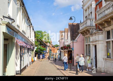 Geschäfte und Einkäufer an der geschäftigen Durchgangsstraße Woodbridge Suffolk England GB Europa Stockfoto