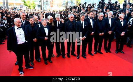 ; (Froml) der österreichische Regisseur Michael Haneke, der britische Regisseur Ken Loach, der französische Regisseur Claude Lelouch, der griechische Regisseur Costa-Gavras, der US-Regisseur Jerry Schatzberg, der französisch-polnische Regisseur Roman Polanski, der rumänische Regisseur Cristian Mungiu, die neuseeländische Regisseurin Jane Campion, der schwedische Regisseur Bille August, der US-Regisseur David Lynch, Der italienische Regisseur Nanni Moretti und der französische Regisseur Laurent Cantet posieren, als sie am 23. Mai 2017 zur Feier des 70.-jährigen Bestehens der Filmfestspiele von Cannes in Cannes, Südfrankreich, eintreffen. 70. jährliche Filmfestspiele von Cannes in Cannes, Frankreich, Mai 2017. Der Film fe Stockfoto