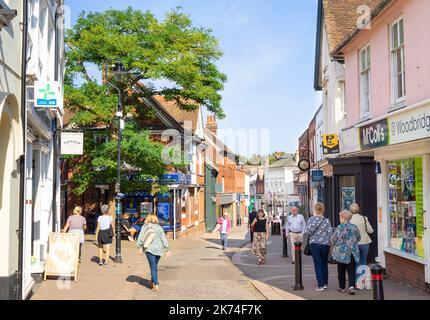 Geschäfte und Einkäufer an der geschäftigen Durchgangsstraße Woodbridge Suffolk England GB Europa Stockfoto