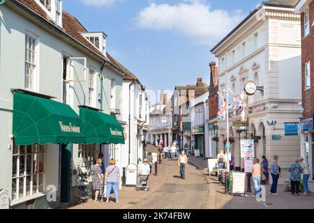 Geschäfte und Einkäufer an der geschäftigen Durchgangsstraße Woodbridge Suffolk England GB Europa Stockfoto