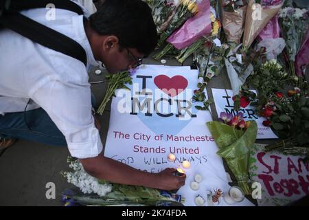 Manchester, Großbritannien, 23. 2017. Mai am 23. Mai 2017 werden Blumen und Kerzen auf dem Prince Albert Square in Manchester, England, aufgestellt, um an die Opfer einer Terrorexplosion in einem überfüllten Konzertsaal zu erinnern. Stockfoto