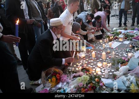 Manchester, Großbritannien, 23. 2017. Mai am 23. Mai 2017 werden Blumen und Kerzen auf dem Prince Albert Square in Manchester, England, aufgestellt, um an die Opfer einer Terrorexplosion in einem überfüllten Konzertsaal zu erinnern. Stockfoto