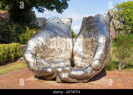 The Hands Sculpture eine Skulptur aus dem Jahr 2014 von Rick Kirby in der Woodbridge Quay Church Woodbridge Suffolk England UK GB Europe Stockfoto