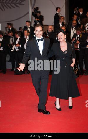 ©Quentin Veuillet/Wostok Press/Maxppp France Cannes 27/05/2017 die schottische Regisseurin Lynne Ramsay (R) und der US-Schauspieler Joaquin Phoenix kommen zur Premiere von „You Wen Never Really Here“ während der jährlichen Filmfestspiele von Cannes 70. in Cannes, Frankreich Stockfoto