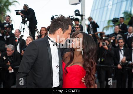 ©Quentin Veuillet/Wostok Press/Maxppp France Cannes 27/05/2017 Hapsatou Sy und Vincent Cerutti kommen auf dem roten Teppich vor der Vorführung des Films 'D'Apres une histoire vraie (based on a True Story)' während der jährlichen Internationalen Filmfestspiele von Cannes 70. in Cannes, Frankreich Stockfoto