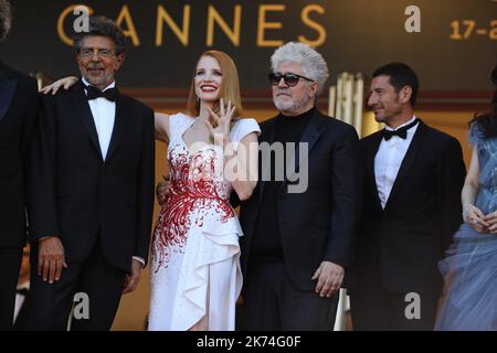 Palais des Festivals à Cannes (06) 70ème Festival de Cannes Montée des Marches de la cérémonie de clôture Foto: le Jury du 70e Festival de cannes avec will Smith, Agnes Jaoui, Paolo Sorrentino, Gabriel Yared und Jessica Chastain, Pedro Almodovar, maire de Cannes David Lisnard und Fan Bingbing, Park Chan-wook et Maren Ade 70. jährliche Filmfestspiele von Cannes in Cannes, Frankreich, Mai 2017. Das Filmfestival findet vom 17. Bis 28. Mai statt. Stockfoto
