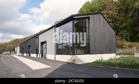 Zweckmäßig erbautes Dales Enterprise Center im Langcliffe Steinbruch Hoffmann Ofenstandort. Bietet Einrichtungen für neue, frühe oder wachsende Unternehmen. Stockfoto