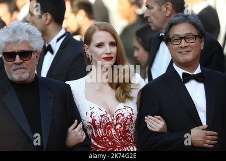 Palais des Festivals à Cannes (06) 70ème Festival de Cannes Montée des Marches de la cérémonie de clôture Foto: le Jury du 70e Festival de cannes avec will Smith, Agnes Jaoui, Paolo Sorrentino, Gabriel Yared und Jessica Chastain, Pedro Almodovar, maire de Cannes David Lisnard und Fan Bingbing, Park Chan-wook et Maren Ade 70. jährliche Filmfestspiele von Cannes in Cannes, Frankreich, Mai 2017. Das Filmfestival findet vom 17. Bis 28. Mai statt. Stockfoto