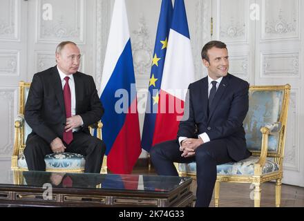 @ Pool/ ELIOT BLONDT /Maxppp, Frankreich, Paris 2017/05/29 der russische Präsident Wladimir Putin und der französische Präsident Emmanuel Macron schütteln sich am 29. Mai 2017 vor ihrem Treffen im Schloss Versailles in der Nähe von Paris die Hände. Der französische Präsident Emmanuel Macron empfängt den russischen Amtskollegen Wladimir Putin bei seinem ersten Treffen seit seinem Amtsantritt, wobei die Differenzen in der Ukraine und in Syrien deutlich sichtbar sind Stockfoto