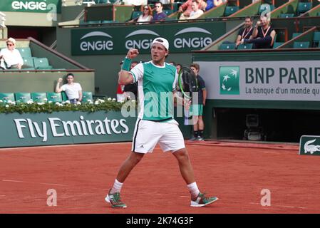 Lucas Pouille (FRA) (en vert) bat Julien Benneteau (FRA) au Premier Tour sur le Court Central Philippe Chatrier Foto : Olivier Corsan / Le Parisien French Open Tennis Tournament at Roland Garros in Paris, France, 28 May *** Local Caption *** Stockfoto