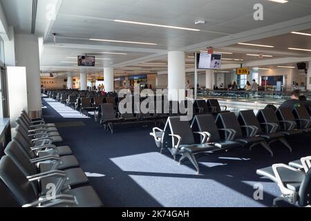 Jamaika, New York, USA. 29. September 2022. Sitzplätze an einem Gate im Terminal 4, dem Delta Airlines Terminal am JFK John F. Kennedy International Airport, dem verkehrsreichsten internationalen Flugsteig in den Vereinigten Staaten. Die Luftfahrtindustrie sah sich nach den Pandemieausfällen der COVID-19 mit erheblichen Schwierigkeiten konfrontiert, da die meisten Fluggesellschaften ihre Mitarbeiter nur entlassen haben, um den Flugverkehr schnell wieder anzukurzen. Piloten, Flugbegleiter und allgemeiner Personalmangel haben im Jahr 2022 Zehntausende von Flugausfällen in den Vereinigten Staaten verursacht. (Bild: © Taidgh Barron/ZUMA Press Wire) Stockfoto