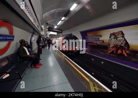 ©PHOTOPQR/VOIX DU Nord/Pierre Le Masson - 04/06/2017 Londres, quelques heures après l'attentat. London, Großbritannien, 4. 2017. juni Einen Tag nach den Anschlägen in London. Atmosphäre in der U-Bahn Stockfoto