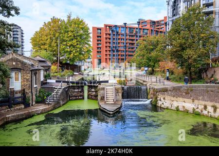 St. Pancras Lock on Regents Canal, King's Cross, London, Großbritannien Stockfoto