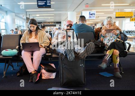 Jamaika, New York, USA. 29. September 2022. Passagiere warten auf einen Flug nach Los Angeles an einem Gate im Terminal 4, dem Delta Airlines Terminal am JFK John F. Kennedy International Airport, dem verkehrsreichsten internationalen Flugsteig in den Vereinigten Staaten. Die Luftfahrtindustrie sah sich nach den Pandemieausfällen der COVID-19 mit erheblichen Schwierigkeiten konfrontiert, da die meisten Fluggesellschaften ihre Mitarbeiter nur entlassen haben, um den Flugverkehr schnell wieder anzukurzen. Piloten, Flugbegleiter und allgemeiner Personalmangel haben im Jahr 2022 Zehntausende von Flugausfällen in den Vereinigten Staaten verursacht. (Bild: © T Stockfoto