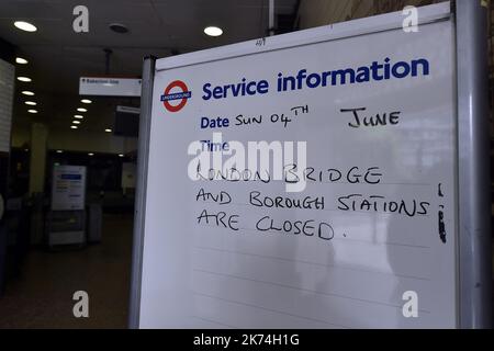 London, Großbritannien, 4. 2017. juni Einen Tag nach den Anschlägen in London. Atmosphäre in der U-Bahn. 2 Stationen geschlossen Stockfoto