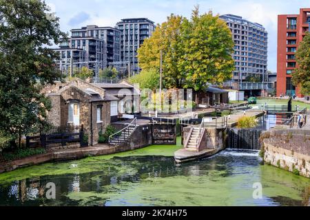 St. Pancras Lock on Regents Canal, King's Cross, London, Großbritannien Stockfoto