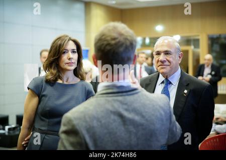 Die dänische Kronprinzessin Mary ist zusammen mit dem Generalsekretär der Organisation für wirtschaftliche Zusammenarbeit und Entwicklung (OECD), Jose Angel Gurria, während des Forums 2017 im Sitz der OECD (Organisation für wirtschaftliche Zusammenarbeit und Entwicklung) in Paris, Frankreich, zu Besuch Stockfoto