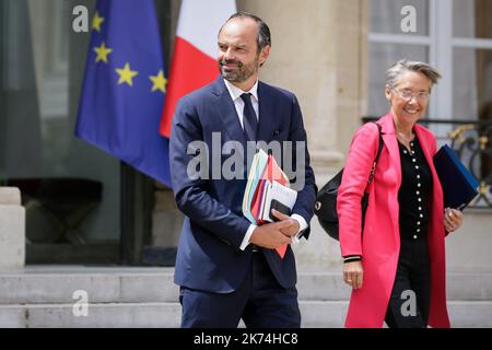 Der französische Premierminister Edouard Philippe (L) und die französische Verkehrsministerin Elisabeth Borne (R) verlassen am 07. Juni 2017 eine Kabinettssitzung im Elysée-Palast in Paris. Stockfoto