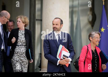 Der französische Arbeitsminister Muriel Penicaud (L), der französische Premierminister Edouard Philippe (C) und die französische Verkehrsministerin Elisabeth Borne (R) verlassen am 07. Juni 2017 eine Kabinettssitzung im Elysée-Palast in Paris. Stockfoto